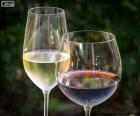 Ποτήρι λευκό και κόκκινο κρασί